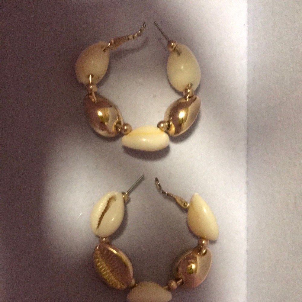 Aesthetic pooka shell earrings